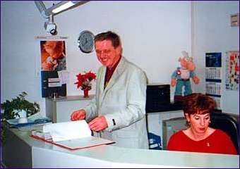 Frau Heinze leitet das Büro